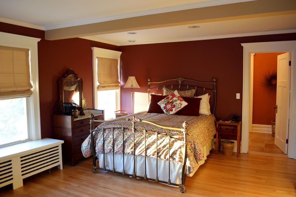 Pleasant Street Bed And Breakfast Oconomowoc Room photo